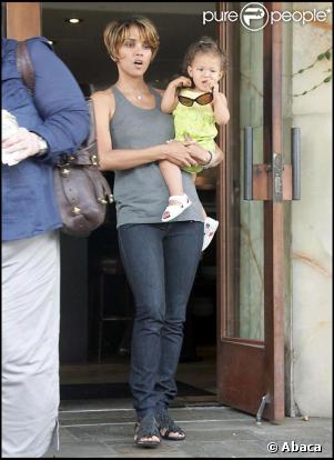 Halle Berry fait des courses avec sa craquante petite fille Nahla