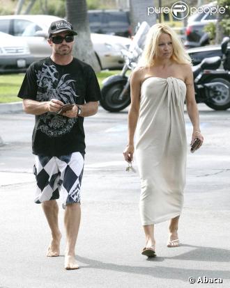 Pamela Anderson se dirige vers la plage de Malibu, à Los Angeles, pour aller bronzer avec son surfeur de toyboy, Jamie Padgett, à Los Angeles, le 2 mai 2009 !