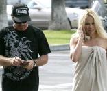 Pamela Anderson se dirige vers la plage de Malibu, à Los Angeles, pour aller bronzer avec son surfeur de toyboy, Jamie Padgett, à Los Angeles, le 2 mai 2009 !