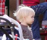 Naomi Watts, Liev Schreiber et leur fils aîné Alexander se baladant à New York dans un parc du quartier de Soho en avril 2009
