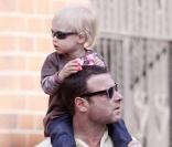 Naomi Watts, Liev Schreiber et leur fils aîné Alexander se baladant à New York dans un parc du quartier de Soho en avril 2009