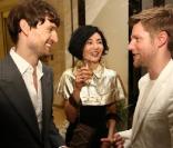 Maggie Cheung Christopher Baileyet Ole Schreen lors de l'inauguration de la 37e boutique Burberry en Chine