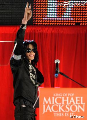 Michael Jackson lors de sa conférence de presse du 5 mai 2009 annonçant son retour sur scène à Londres 