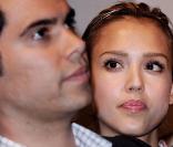 Jessica Alba plus amoureuse que jamais avec son époux Cash Warren hier à Washington