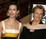 Carole Bouquet, ici avec Michèle Alliot-Marie au 15e gala Musique contre l'oubli, pour Amnesty International