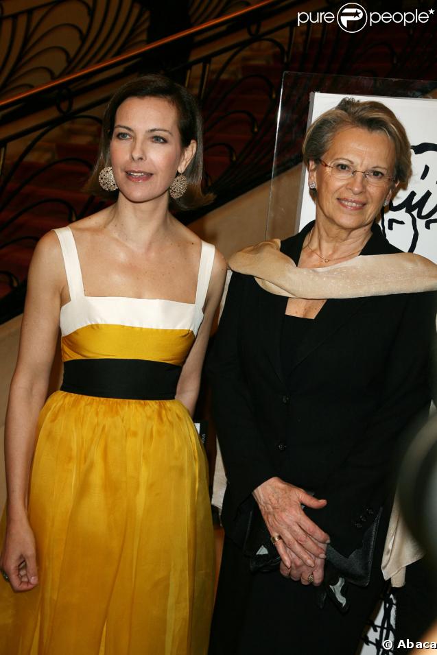 Carole Bouquet, ici avec Michèle Alliot-Marie au 15e gala Musique contre l'oubli, pour Amnesty International