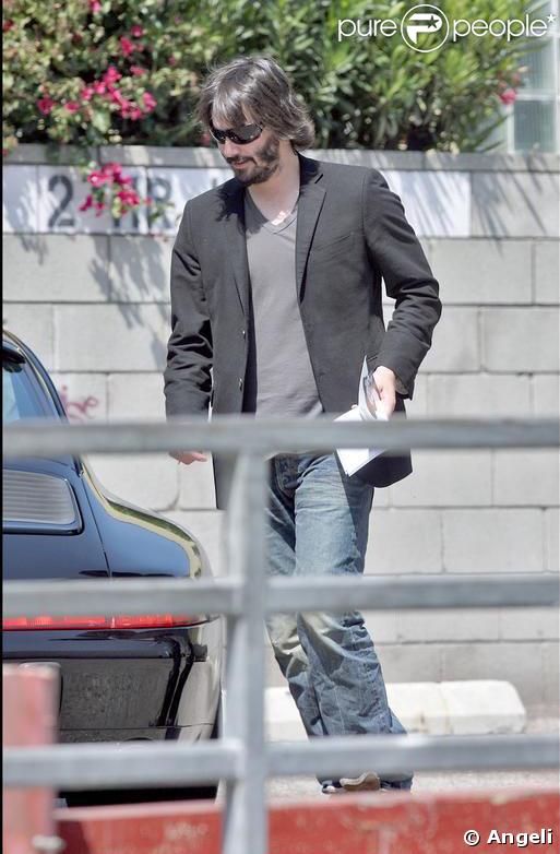 Keanu Reeves et une charmante inconnue à la sortie d'un restaurant de L.A.