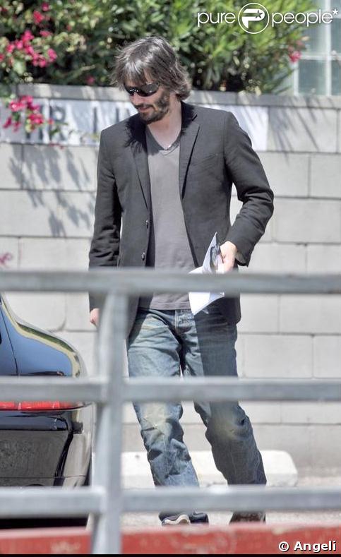Keanu Reeves et une charmante inconnue à la sortie d'un restaurant de L.A.
