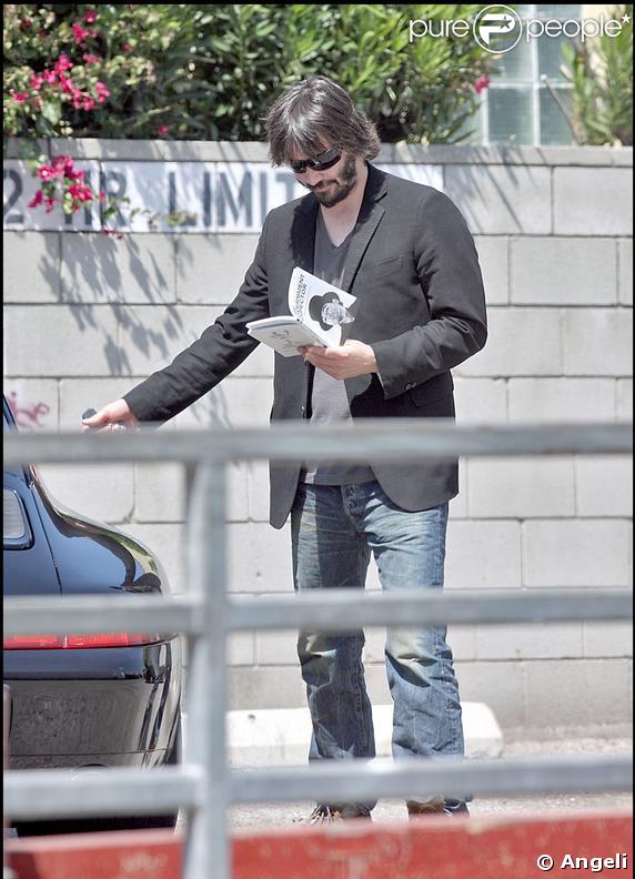 Keanu Reeves et une charmante inconnue à la sortie d'un restaurant de L.A.