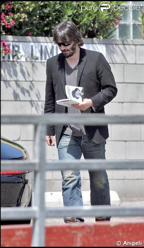 Keanu Reeves et une charmante inconnue à la sortie d'un restaurant de L.A.