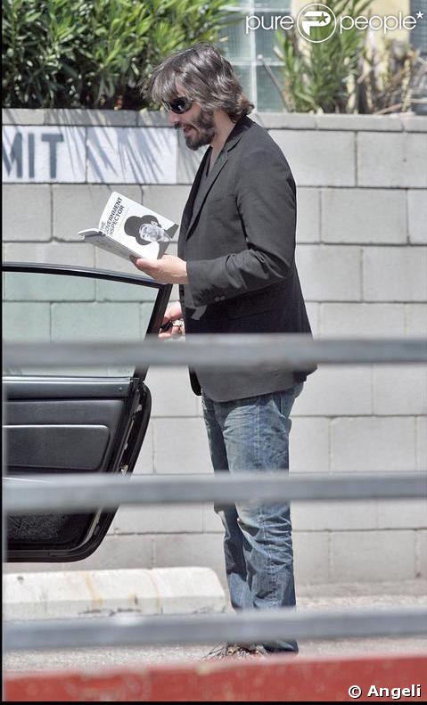 Keanu Reeves et une charmante inconnue à la sortie d'un restaurant de L.A.
