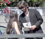 Keanu Reeves et une charmante inconnue à la sortie d'un restaurant de L.A.