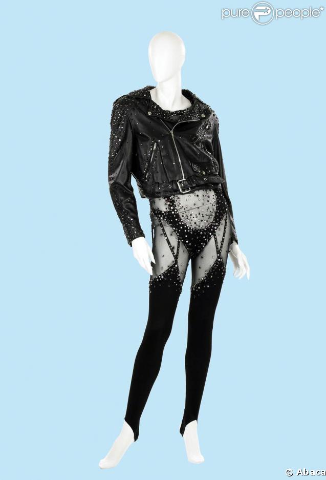 Tenue que Cher a porté à ... 17 ans d'intervalle 