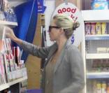 Kate Moss se rend dans un kiosque pour acheter le magazine  Vogue .