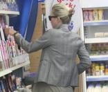 Kate Moss se rend dans un kiosque pour acheter le magazine  Vogue .