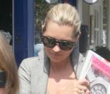 Kate Moss se rend dans un kiosque pour acheter le magazine  Vogue .