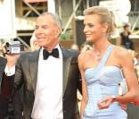 Jean-Claude Jitrois et Sarah Marshall  montent les marches pour l'ouverture du 62e Festival de Cannes
