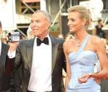 Jean-Claude Jitrois et Sarah Marshall monte les marches pour l'ouverture du 62e Festival de Cannes