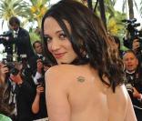 Asia Argento monte les marches pour l'ouverture du 62e Festival de Cannes