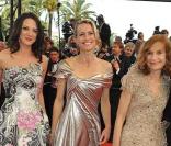 Asia Argento, Robin Wright et Isabelle Huppert montent les marches pour l'ouverture du 62e Festival de Cannes