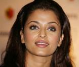  Aishwarya Rai et son mari posent pour la conférence de presse de la catégorie Cinéma Vérité, à l'hôtel Martinez, au 62e Festival de Cannes le 14 mai  