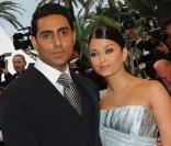 Aishwarya Rai et son époux, l'acteur Abhishek Bachchan posent pour les photographes devant le Palais des Festivals, à Cannes le 14 mai 2009