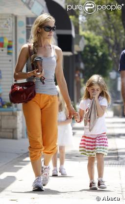 Denise Richards en famille hier à Santa Monica avec ses adorables filles et son papa