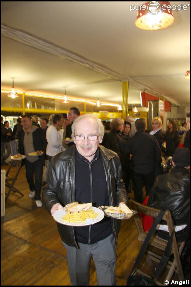 Popeck à la Foire du Trône le 16 mai 2009 pour la vente de tableaux Histoire de... 2008 au profit de l'institut Alfred Fournier