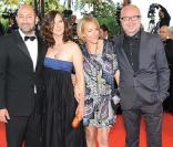 Kad Merad et sa femme Emmanuelle Cosso, Olivier Baroux et sa femme Coralie lors de la montée des marches avant la projection de Vengeance, au Festival de Cannes, le 17 mai 2009