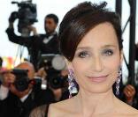 Kristin Scott Thomas lors de la montée des marches avant la projection de Vengeance, au Festival de Cannes, le 17 mai 2009