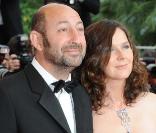 Kad Merad et sa femme Emmanuelle lors de la montée des marches avant la projection de Vengeance, au Festival de Cannes, le 17 mai 2009