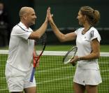 Andre Agassi et sa femme Steffi Graf participent activement à l'inauguration du toit du court central de Wimbledon