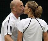 Andre Agassi et sa femme Steffi Graf participent activement à l'inauguration du toit du court central de Wimbledon