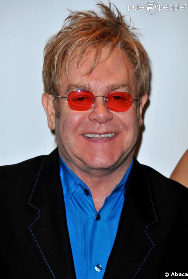 Elton John lors de la 75e soirée des Drama League Award à l'hôtel Marriott Marquis à New York le 15 mai 2009
