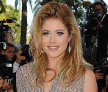 Doutzen Kroes monte les marches du Palais des Festivals