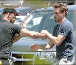 Robert Downey Jr. en plein combat avec son coach sur le tournage de Iron Man 2