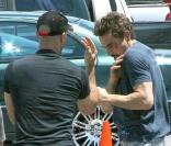 Robert Downey Jr. en plein combat avec son coach sur le tournage de Iron Man 2