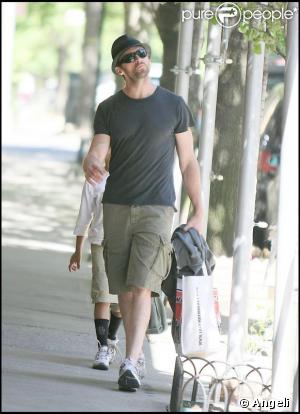 Hugh Jackman et son fils Oscar à New York, le 19 mai 2009
