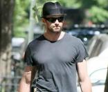 Hugh Jackman et son fils Oscar à New York, le 19 mai 2009