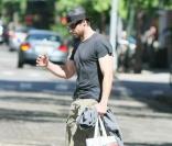 Hugh Jackman et son fils Oscar à New York, le 19 mai 2009