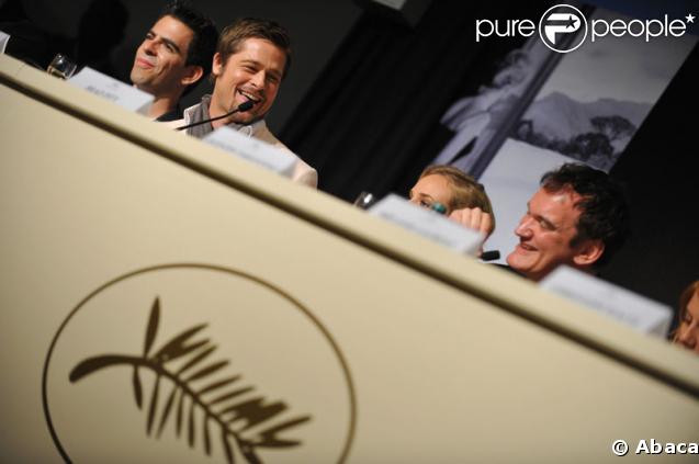 Eli Roth, Brad Pitt et Quentin Tarantino lors de la conférence de presse d'Inglourious Basterds le 20 mai 2009 durant le 62e Festival de Cannes
