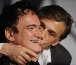 Quentin Tarantino recevant un bisou de Christoph Waltz lors de la conférence de presse d'Inglourious Basterds le 20 mai 2009 durant le 62e Festival de Cannes
