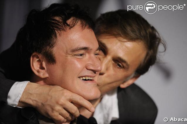 Quentin Tarantino recevant un bisou de Christoph Waltz lors de la conférence de presse d'Inglourious Basterds le 20 mai 2009 durant le 62e Festival de Cannes