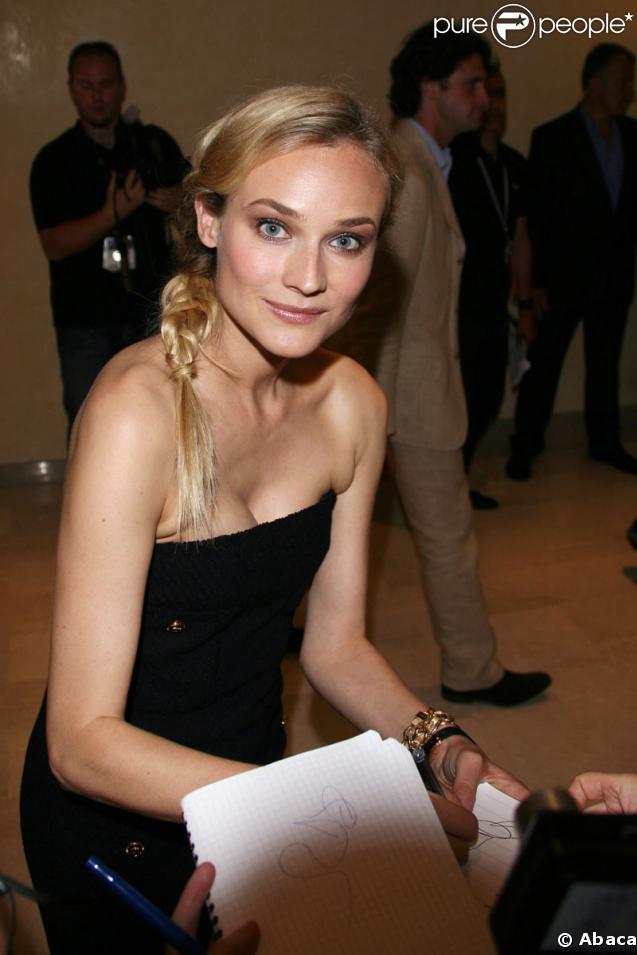 Diane Kruger sortant de la conférence de presse d'Inglourious Basterds le 20 mai 2009 durant le Festival de Cannes
