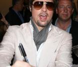 Brad Pitt sortant de la conférence de presse d'Inglourious Basterds le 20 mai 2009 durant le Festival de Cannes