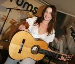 Carla Bruni rendra hommage à Charles Aznavour ce soir sur TF1