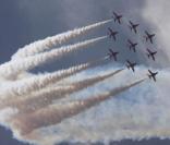 Les Red Arrows et les Faucons royaux jordaniens dans le ciel d'Amman 