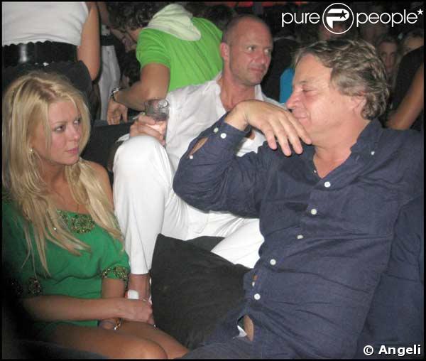 Tara Reid et un ami lors d'une soirée au VIP Room de Cannes