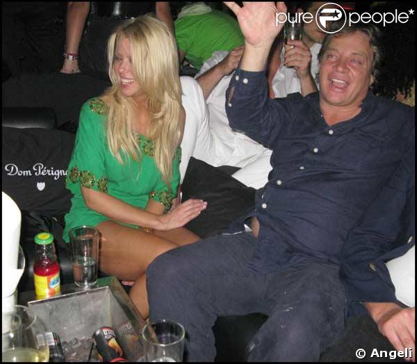 Tara Reid et un ami, défoncés, lors d'une soirée au VIP Room de Cannes