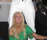 Tara Reid défoncée et un ami, dans le même état, lors d'une soirée au VIP Room de Cannes